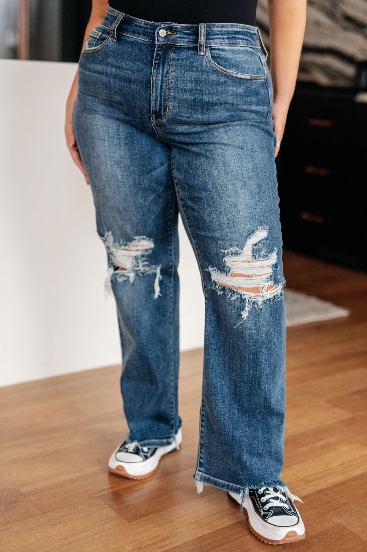 Rose High Rise 90's Straight Judy Blue Jeans in Dark Wash