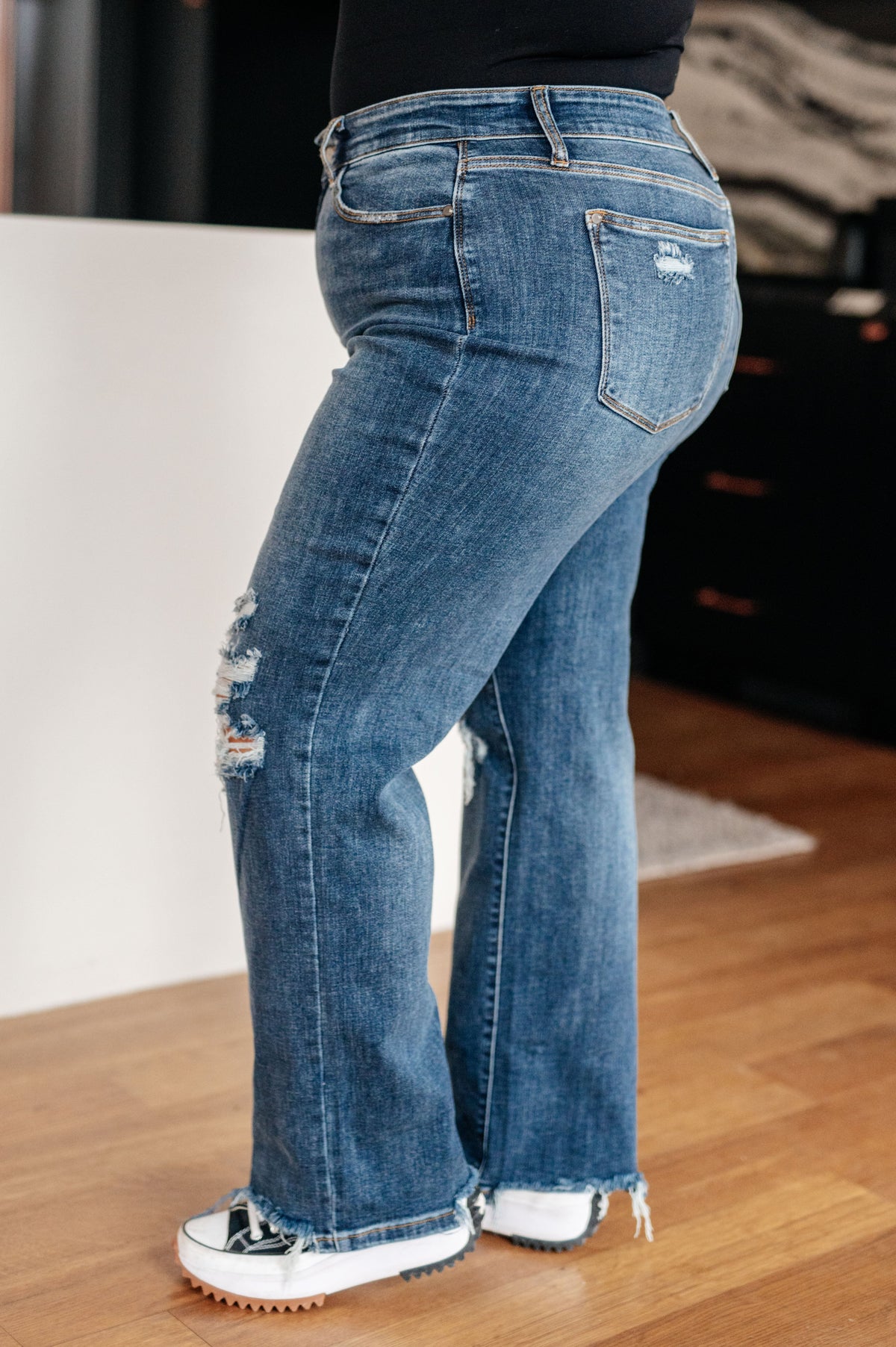 Rose High Rise 90's Straight Judy Blue Jeans in Dark Wash