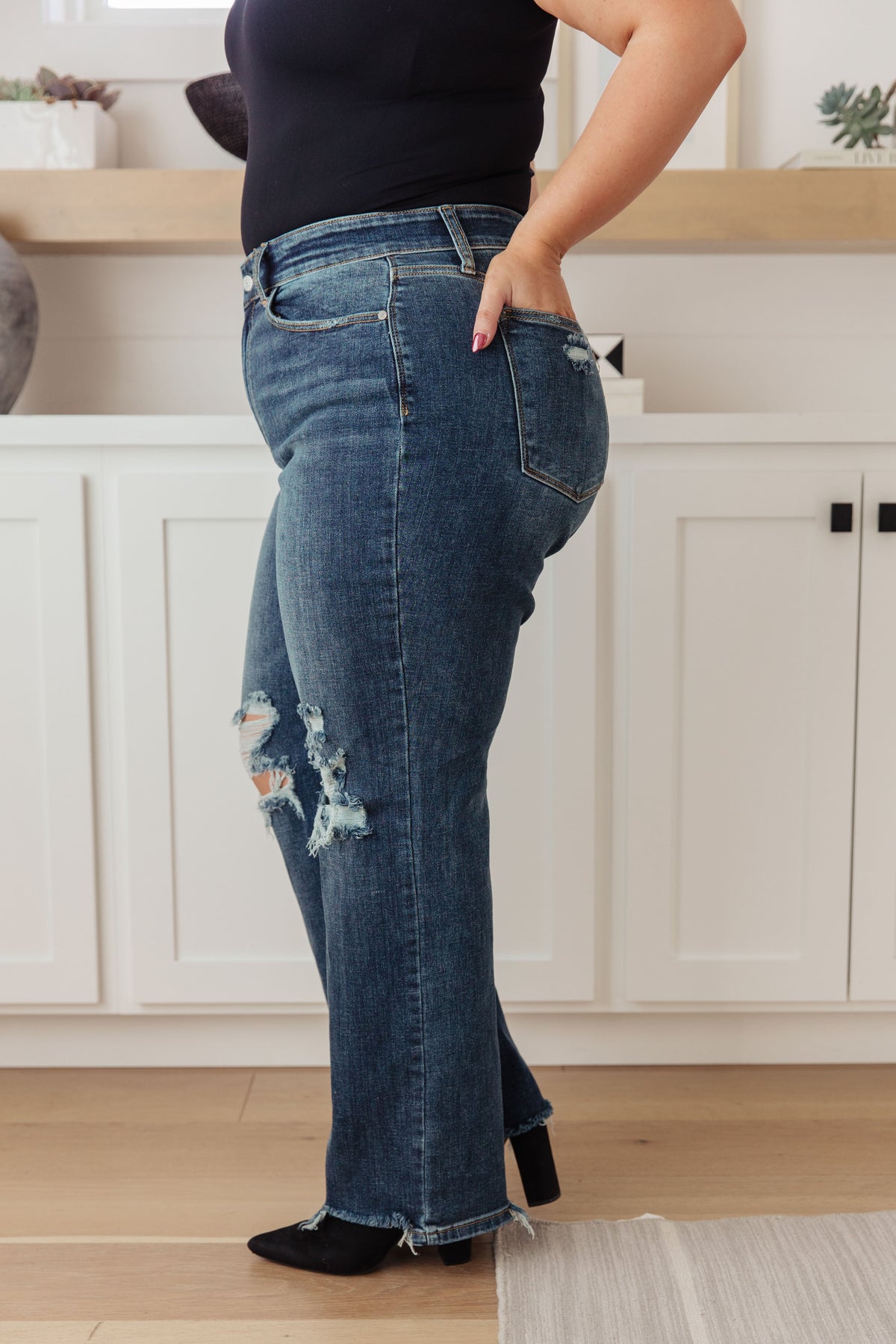 Rose High Rise 90's Straight Judy Blue Jeans in Dark Wash